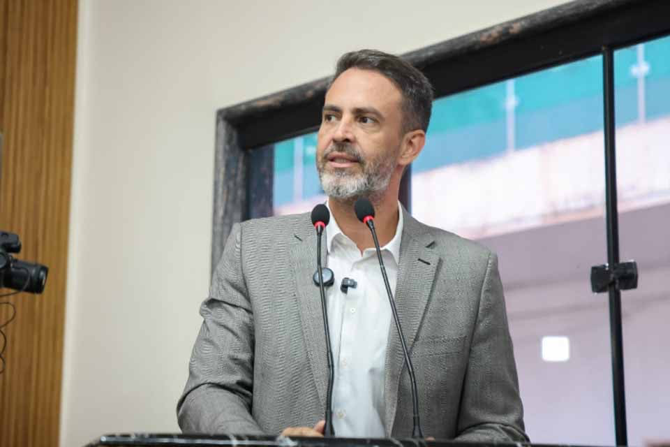 Léo Moraes faz história e tira do papel a valorização que os servidores esperavam há anos