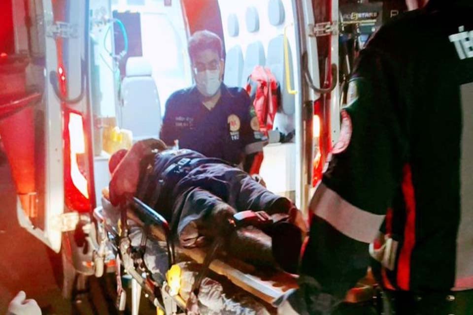 Cinco pessoas são baleadas em ataque a tiros na frente de bar