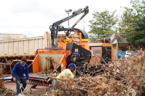 Equipamento transforma restos de poda em recurso sustentável em Porto Velho