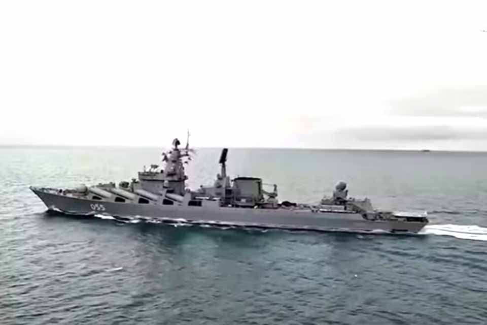 Reino Unido denuncia proximidade de navio espião russo e diz que está com “opções militares” prontas após incidente com laser