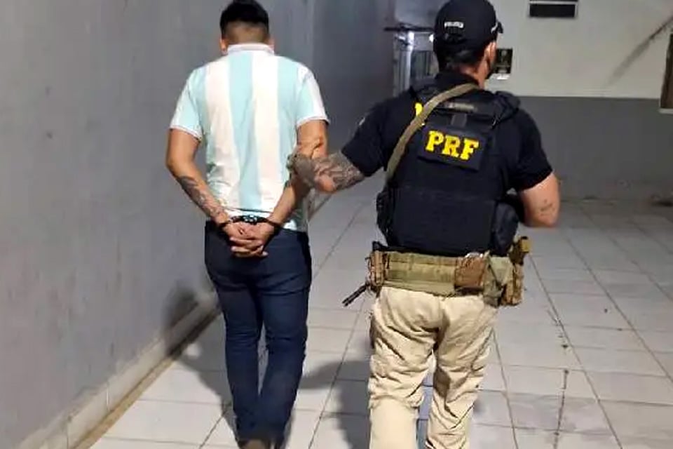 Homem é preso pela PRF com 14 quilos de skunk na BR-364