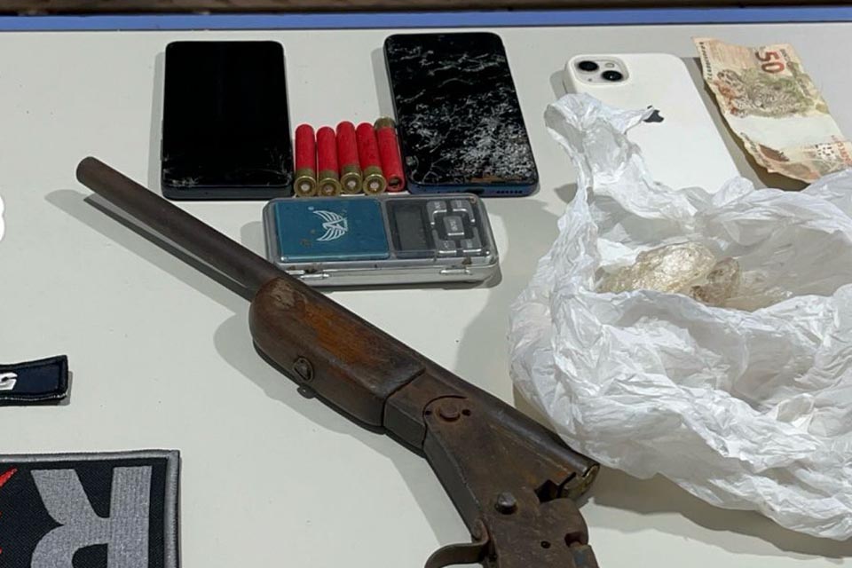 Filho foge e deixa o pai ser preso com arma e munições na zona leste