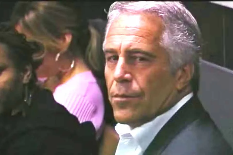 Arquivos divulgados mostram fotografias de Jeffrey Epstein com crianças