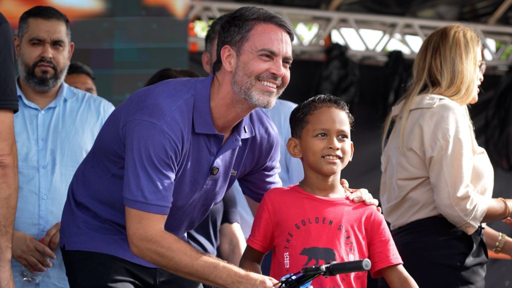 Prefeitura entrega mais de mil bicicletas aos alunos da rede municipal que tiraram as melhores notas