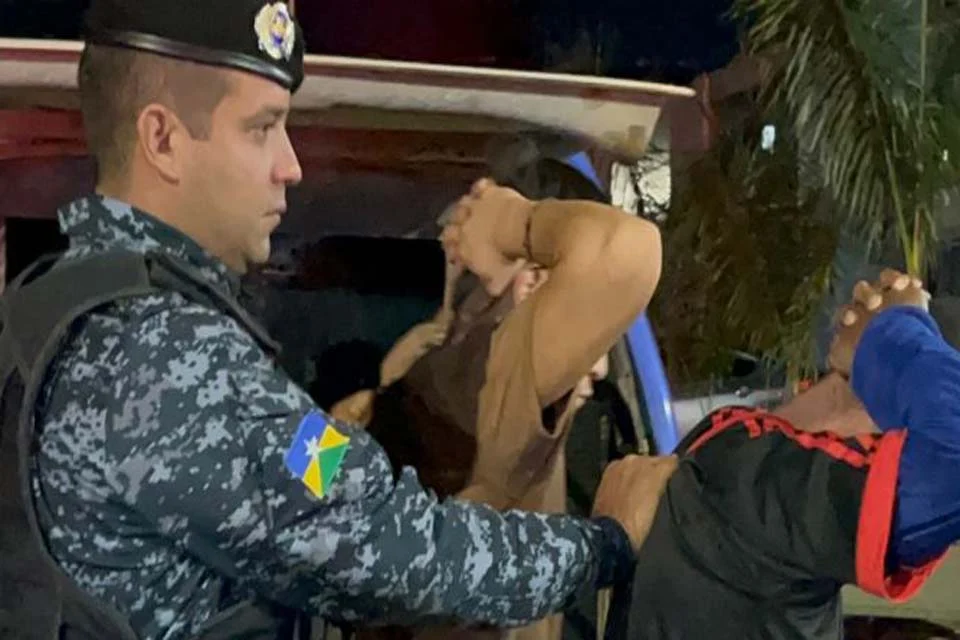 Força Tática prende quatro piratas do Madeira durante furto de soja