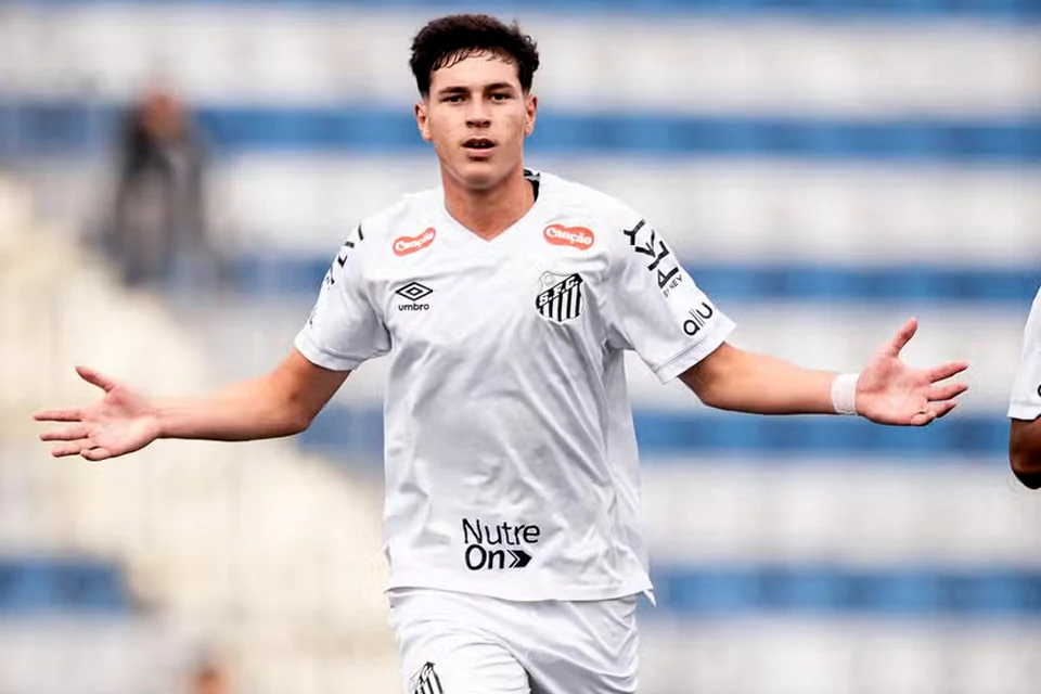 Atleta de Alto Alegre dos Parecis defende o Santos em jogo contra o União Cacoalense