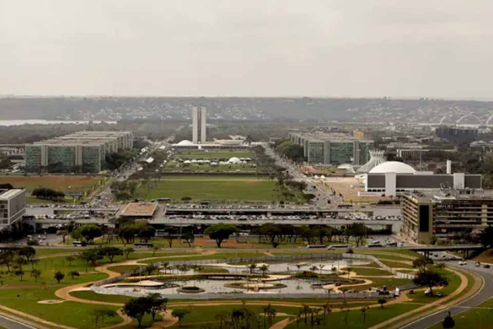 Raio atinge manifestantes na Praça do Cruzeiro, em Brasília