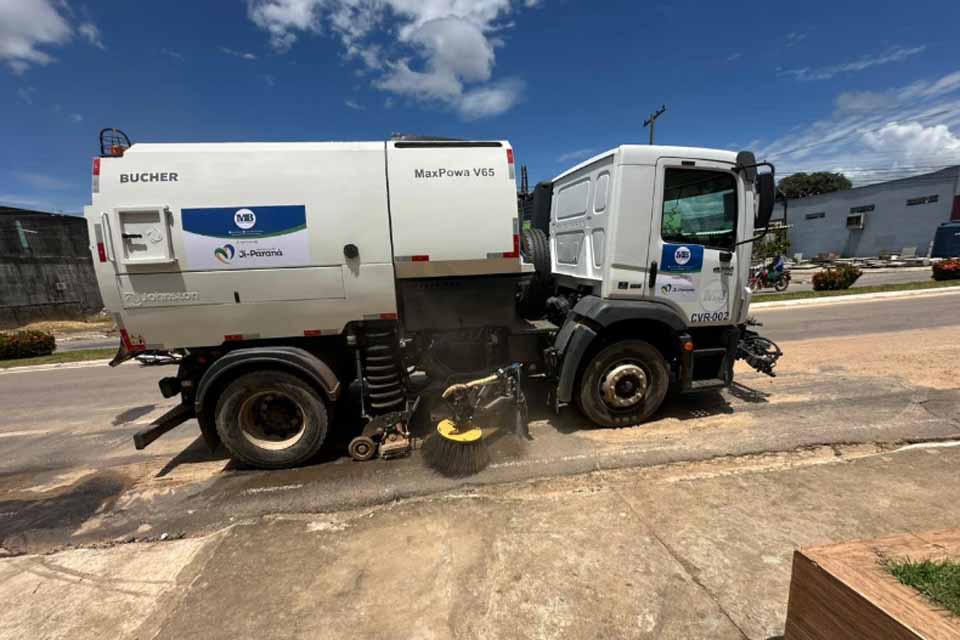 Caminhão varredeira reforça limpeza urbana e moderniza serviços em Ji-Paraná