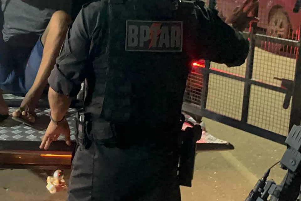 Homem é preso em flagrante após ataque a faca contra idoso