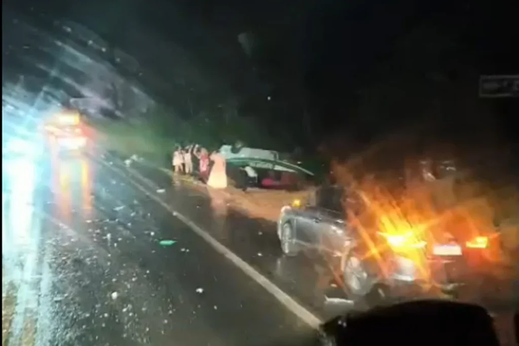 Acidente na BR 364 deixa ônibus tombado e motociclista morto