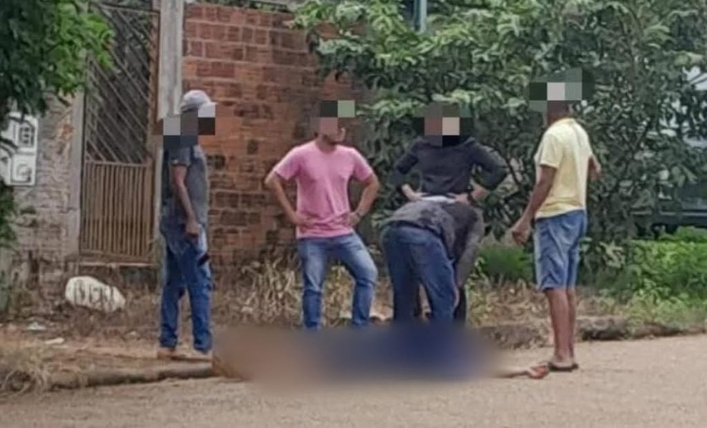 ATAQUE: Dupla criminosa tenta executar homem no meio da rua