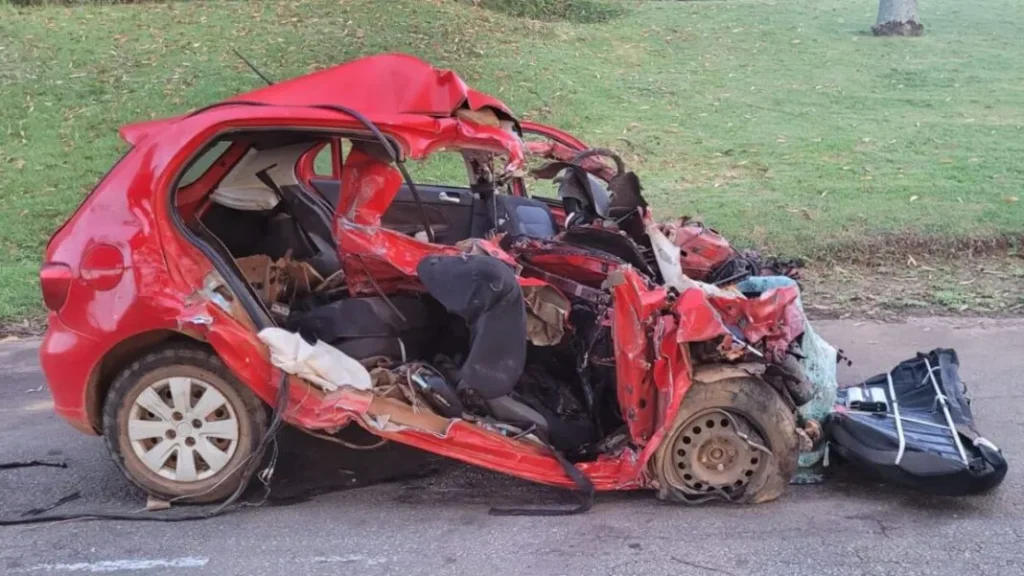 Colisão frontal entre carro e carreta mata cinco pessoas no interior de Goiás (Foto: divulgação/PRF)