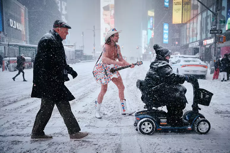 ‘Cowboy Nu’ de NY enfrenta nevasca histórica apenas de sunga, chapéu e botas