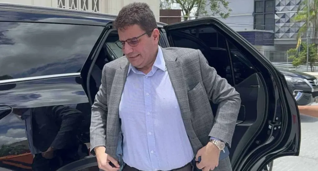 PF cumpre mandado de busca contra governador do Acre Alexandre Lima