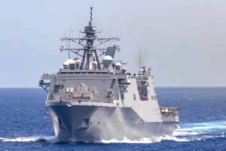 Dois navios da Marinha dos EUA colidem em águas próximas à América do Sul, diz jornal