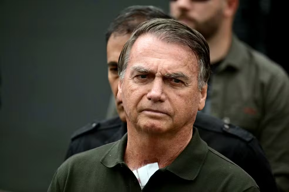 Bolsonaro está estável, consciente e não precisou ser entubado, diz médico
