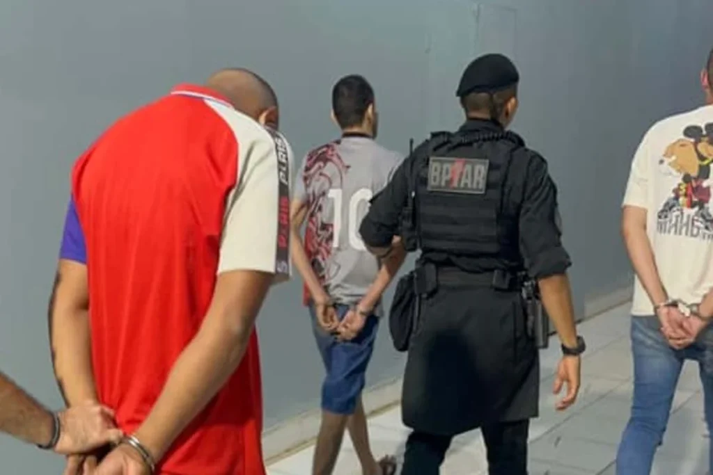 Motorista de app, apenado e comparsa são presos por tráfico na zona Leste