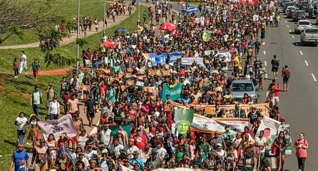 Indígenas marcham rumo ao Congresso Nacional em defesa de territórios