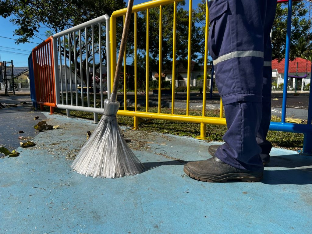 Reeducandos produzem vassouras recicláveis e reforçam serviços urbanos