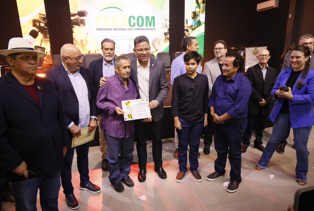 Governador Marcos Rocha recebe título de Presidente de Honra da Fenacom durante homenagens a jornalistas