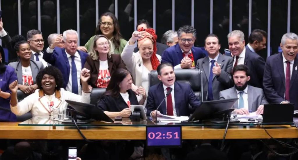 Câmara aprova PEC que acaba com a escala de trabalho 6×1