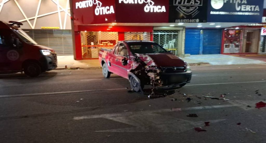 Colisão entre caminhonetes deixa ferido em Porto Velho