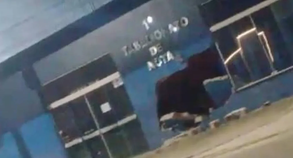 Picape destrói parede de cartório durante aula de direção