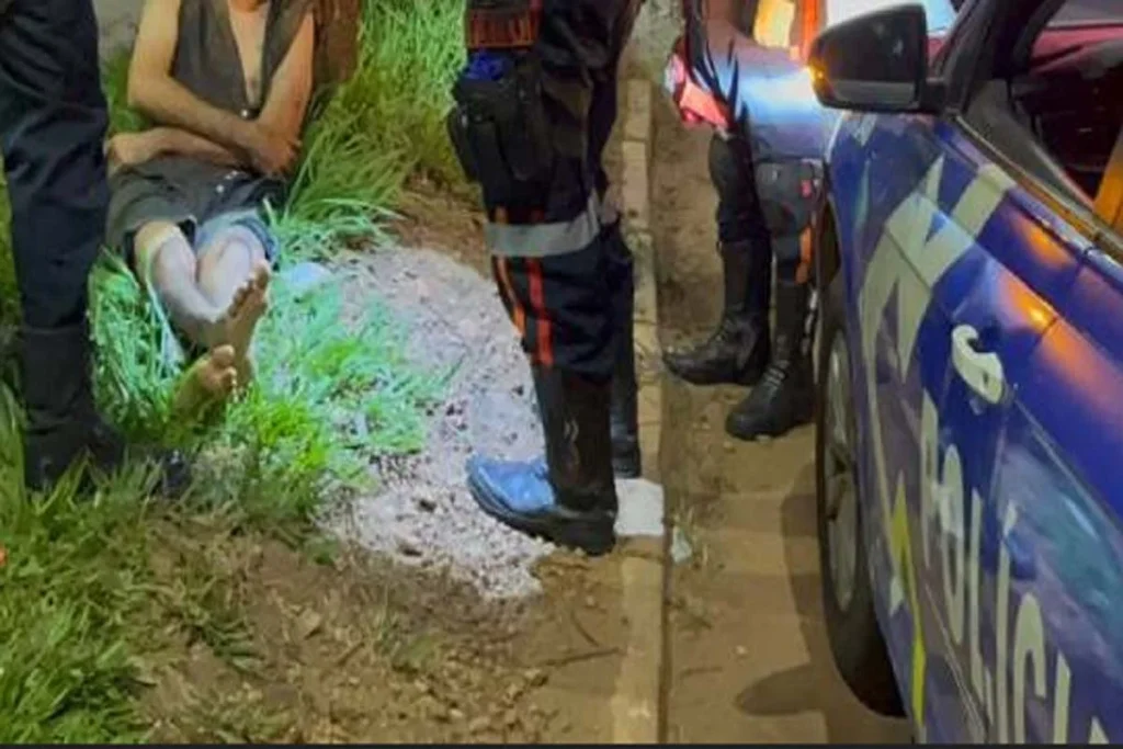 Homem é espancado com barra de ferro por três criminosos na zona leste