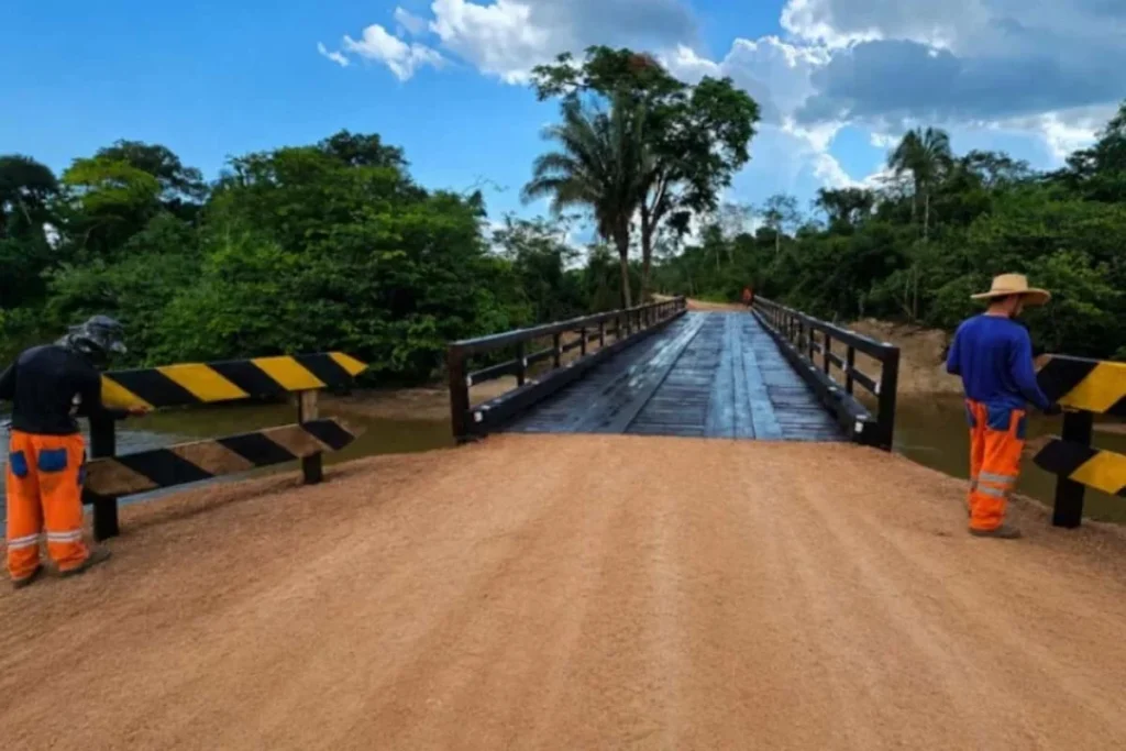 Ponte de madeira sobre o rio Novo Mundo é concluída na RO-267, em Alvorada do Oeste