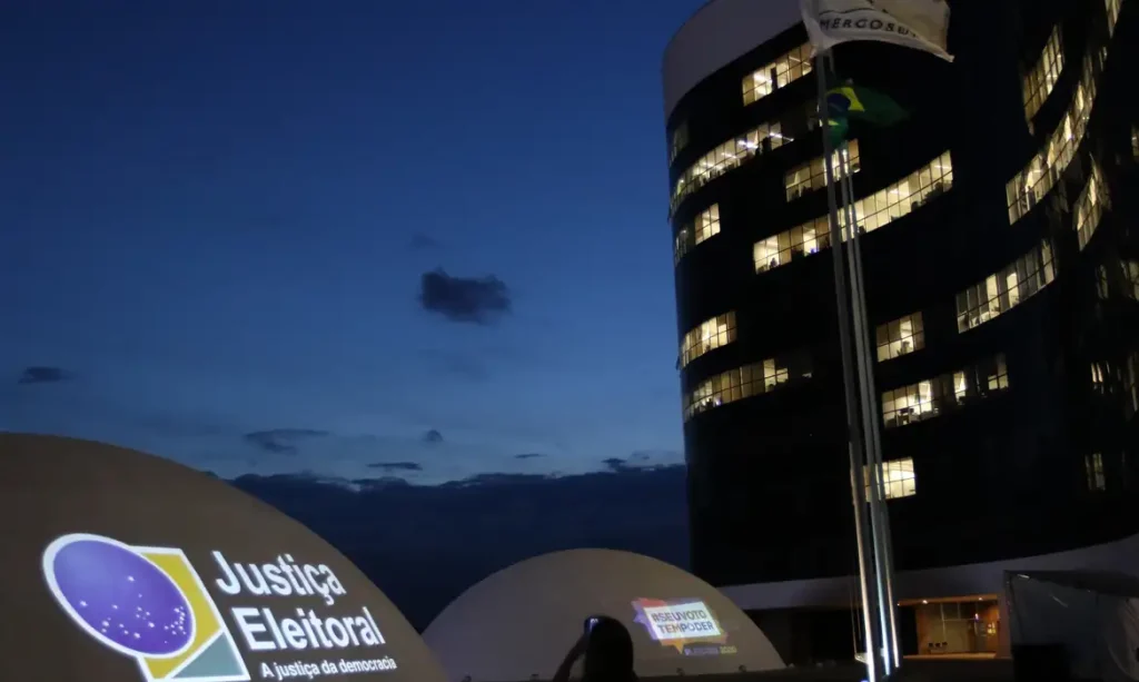 TSE adia decisão sobre suspensão de pesquisa de voto para presidente