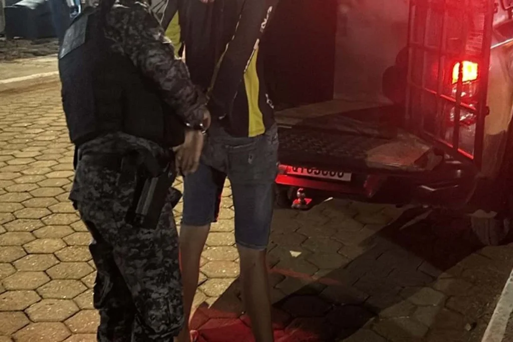 Suspeito avança contra policiais e é contido com disparos após ameaçar gerente de farmácia