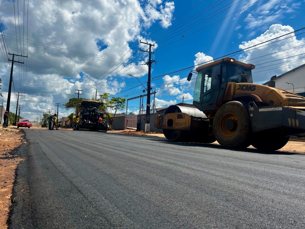 Após drenagem, rua Aparício de Moraes recebe pavimentação no bairro Industrial
