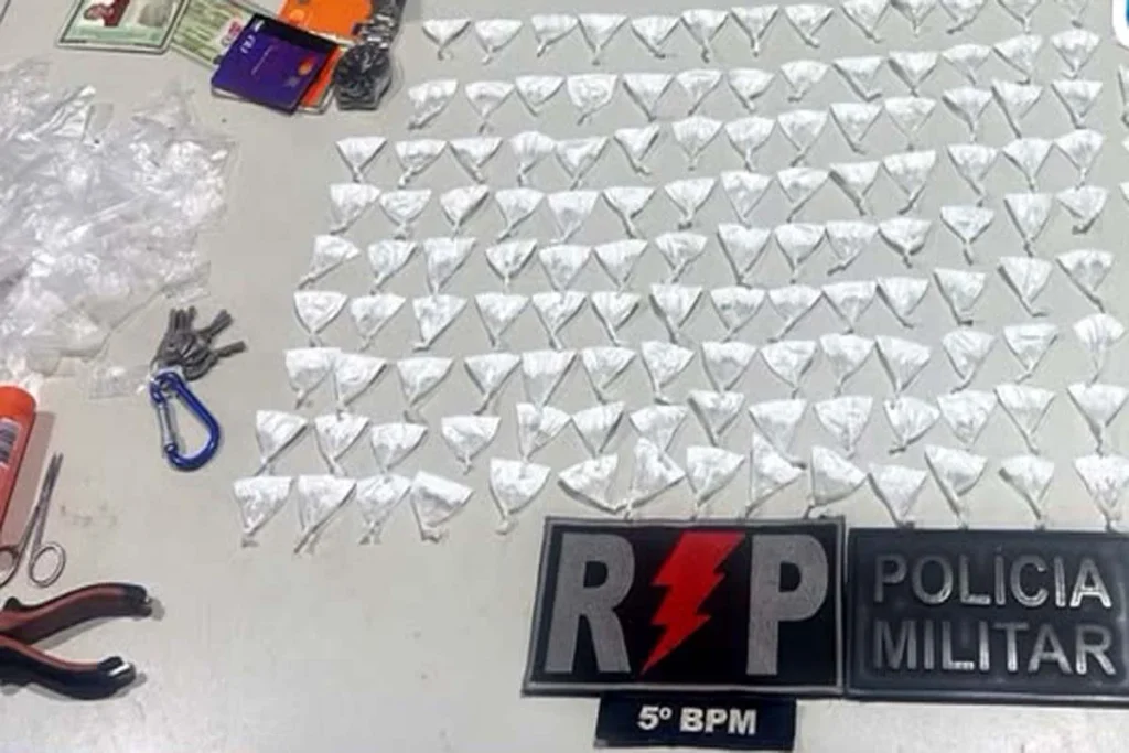 PM prende suspeitos com mais de 100 porções de drogas na zona leste