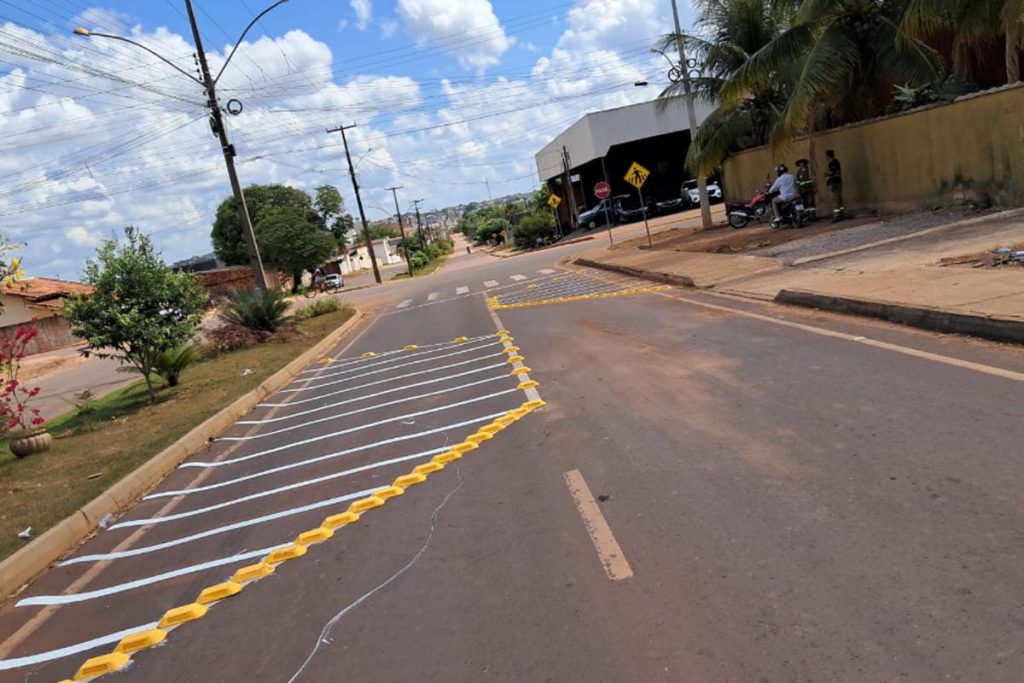 Comtran instala dispositivo para reduzir acidentes em cruzamento da Avenida Fortaleza com Rua Esperantina