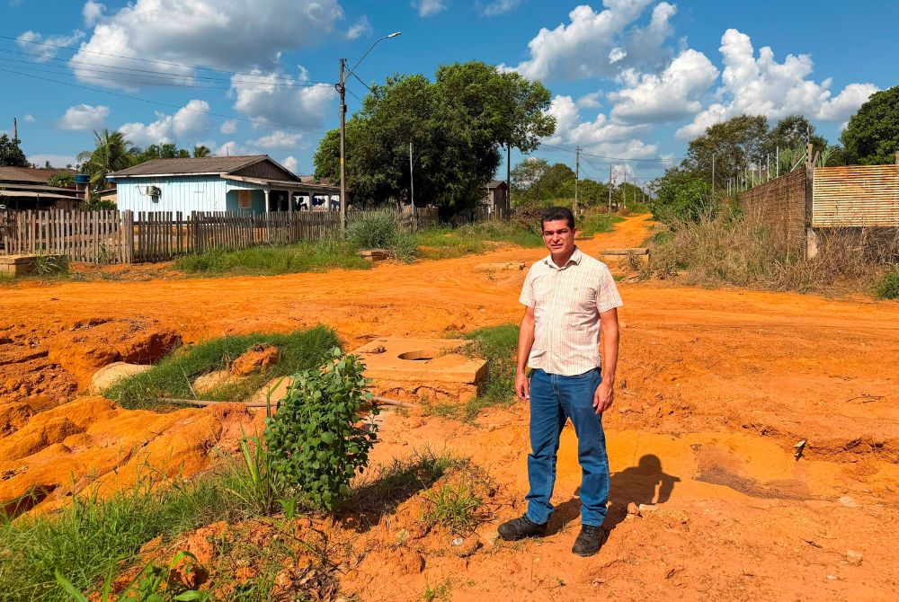 Obra de asfaltamento e drenagem segue paralisada em União Bandeirantes e vereador Adalto cobra solução imediata