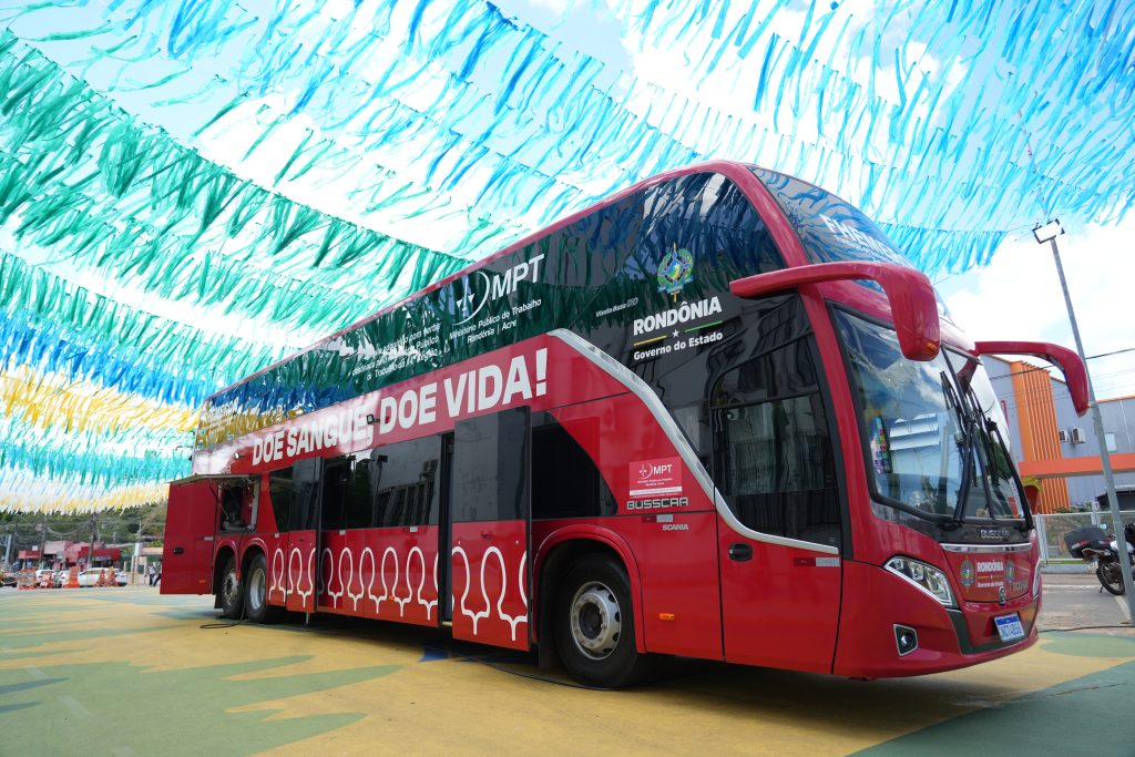 Unidade móvel da Fhemeron atende doadores na Rua do Hexa