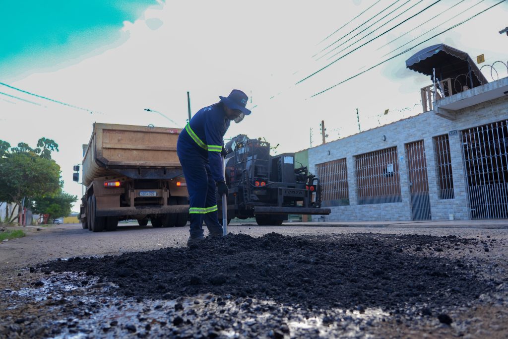 Bairros Nova Floresta e Socialista recebem serviço de tapa buraco