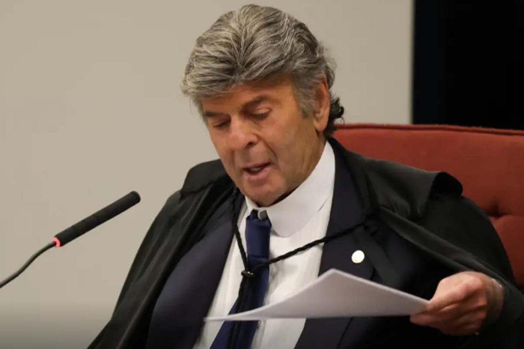 Fux suspende decisão de Dino que restabelecia posts de Nossa Senhora