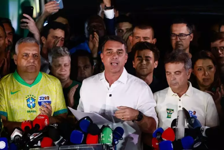 PF investiga se Flávio Bolsonaro teria deixado o Brasil rumo aos EUA, diz jornal