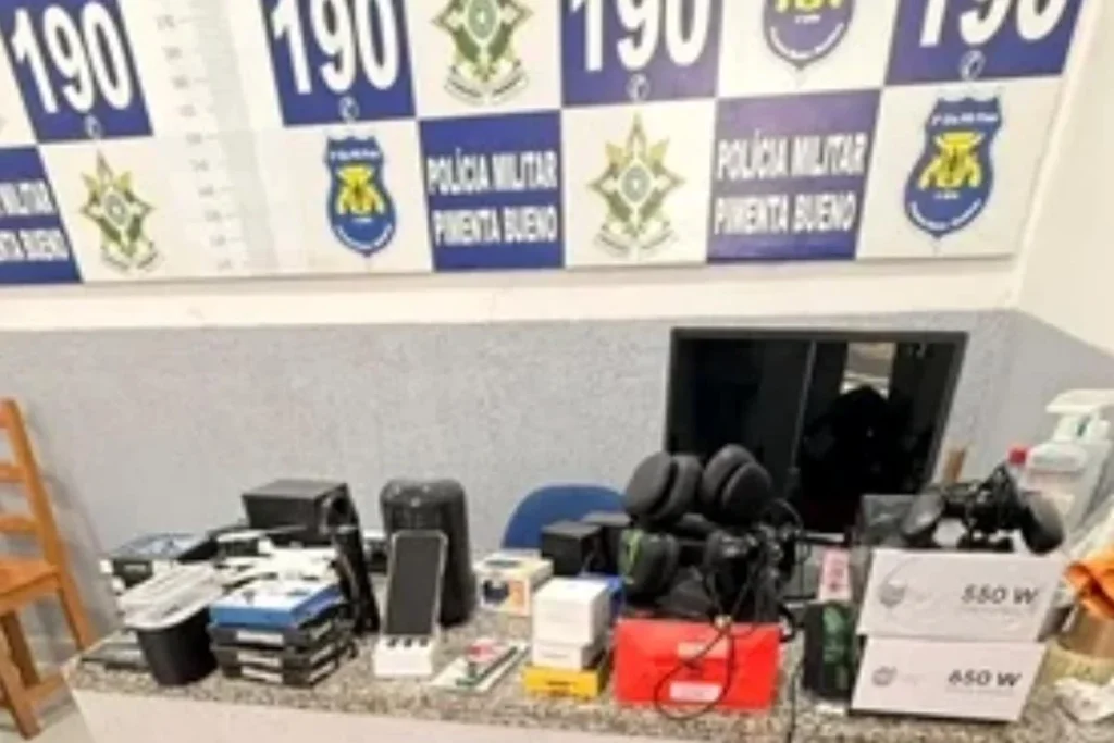 PM recupera objetos furtados e encaminha quatro suspeitos à delegacia