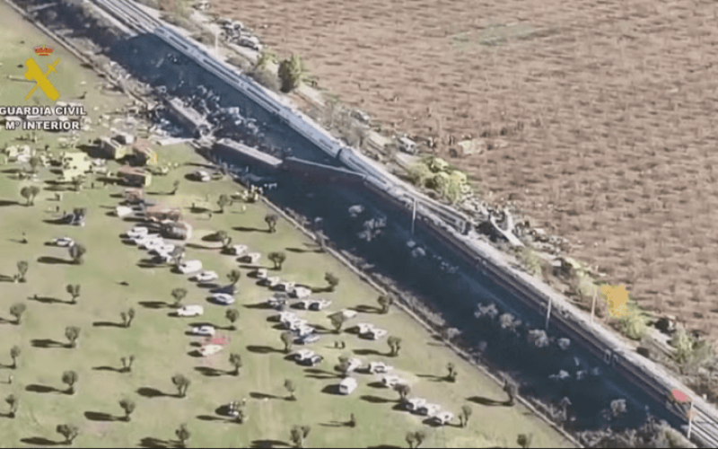Imagens aéreas mostram resgate após colisão de trens que deixou mais de 60 mortos na Espanha