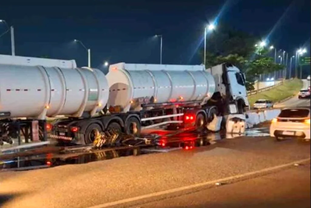 Motorista de carreta fica ferido após colisão contra mureta do viaduto