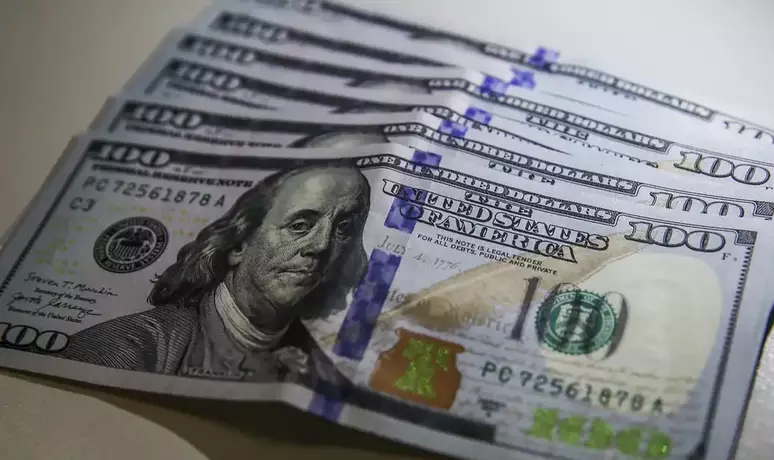 Dólar cai mais de 1% no Brasil depois de disparada pós-eleição