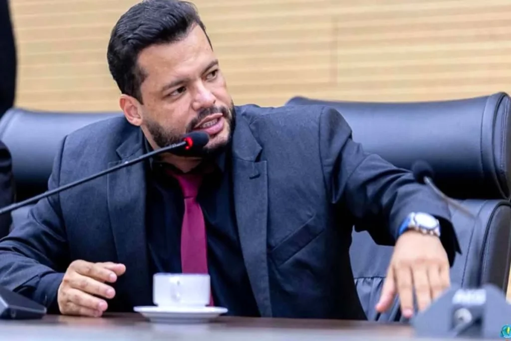 EDEVALDO NEVES COBRA INFORMAÇÕES SOBRE CONVOCAÇÃO DE APROVADOS DA SEDUC