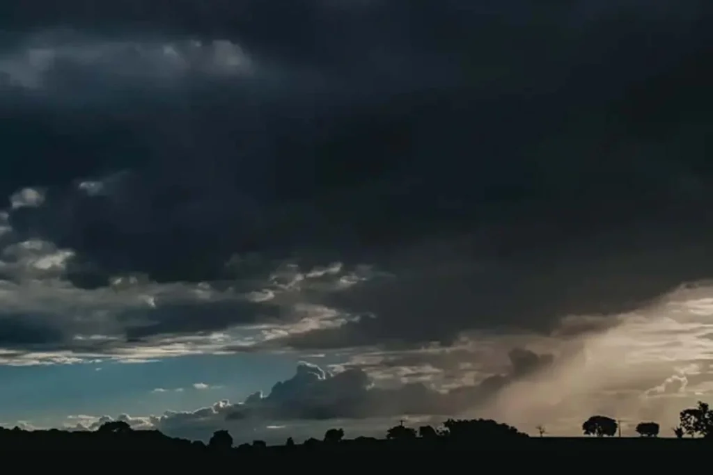 Inmet alerta para tempestades em toda a faixa leste do país